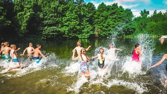 Top 10 family activities in Vaud for an unforgettable weekend! 3 Group of students engaged in fun activities at a water sports Young Explorers camp