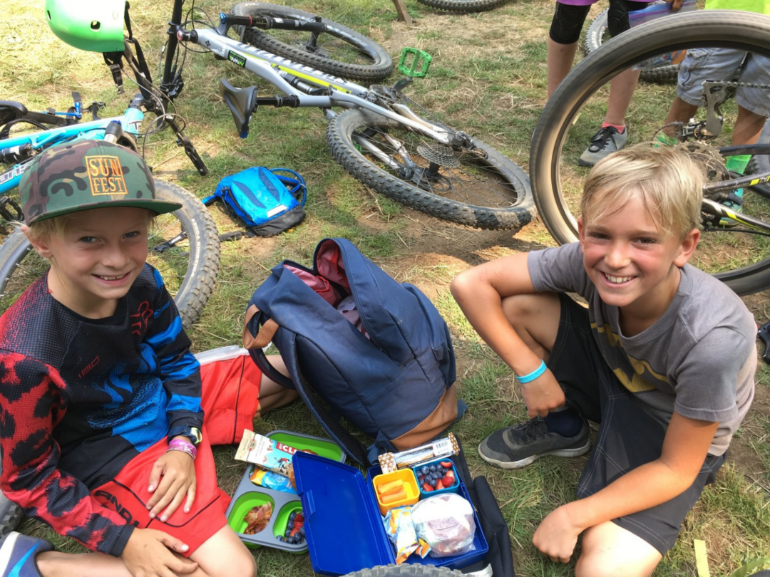 Explore the Best Summer Camps in Switzerland for an Unforgettable 2024 Adventure 5 Campers posing for our photograoh during a quick repair session with the bikes.