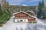 Le Chalet Budokan, chalet du camp juniors aux Diablerets, entouré de sapins enneigés