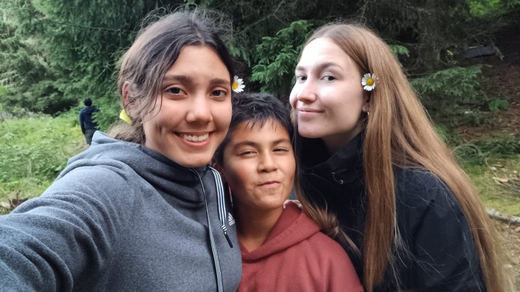 Trois campeurs en balade du soir dans la forêt au camp d'été