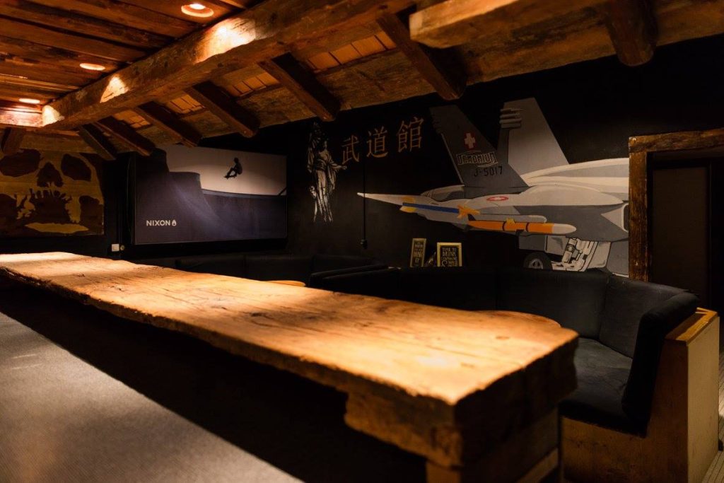 Salle commune avec une longue table en bois au Chalet Budokan, Les Diablerets
