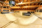 Mini-rampe de skate intérieure dans la salle d'activités en bois du Chalet Budokan