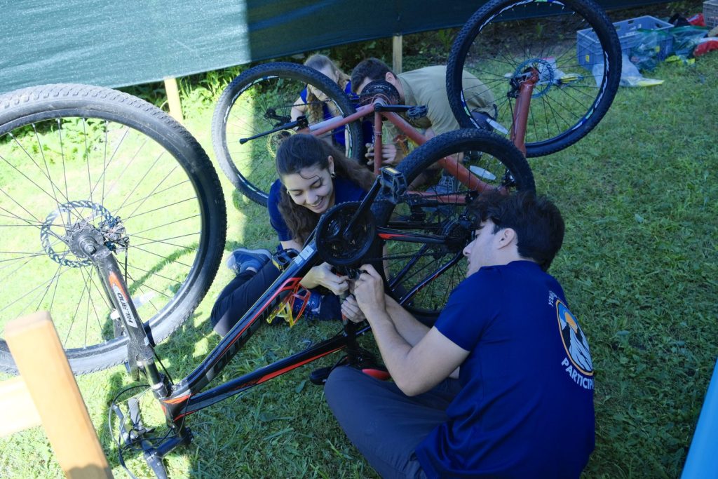 Campeurs apprenant à réparer un VTT retourné au camp d'été