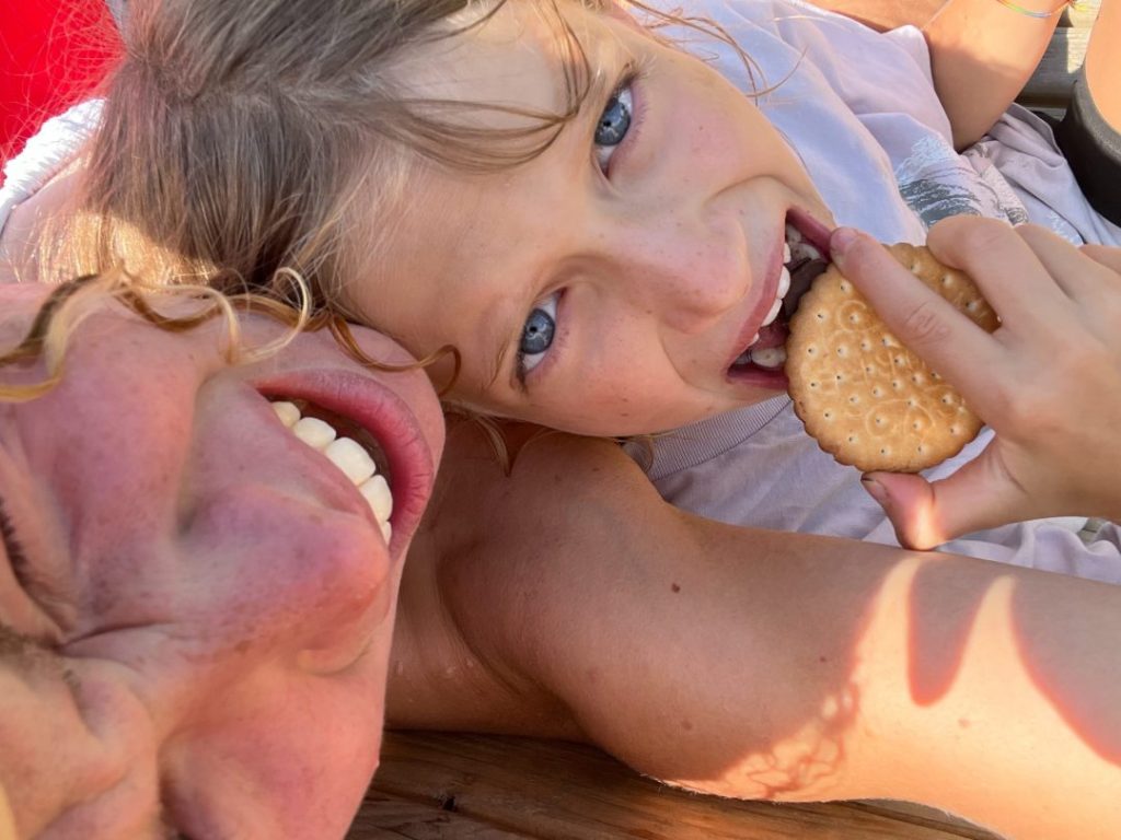 Deux campeurs riant pendant la pause goûter au camp d'été