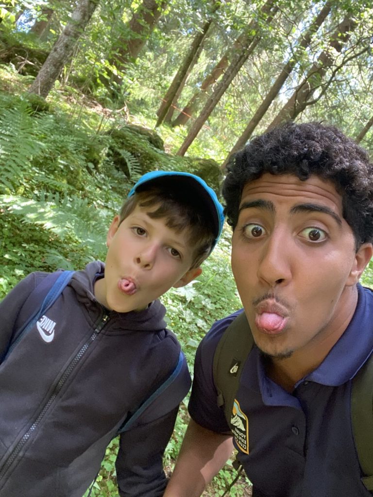 Deux campeurs faisant des grimaces lors d'une randonnée en forêt au camp d'été