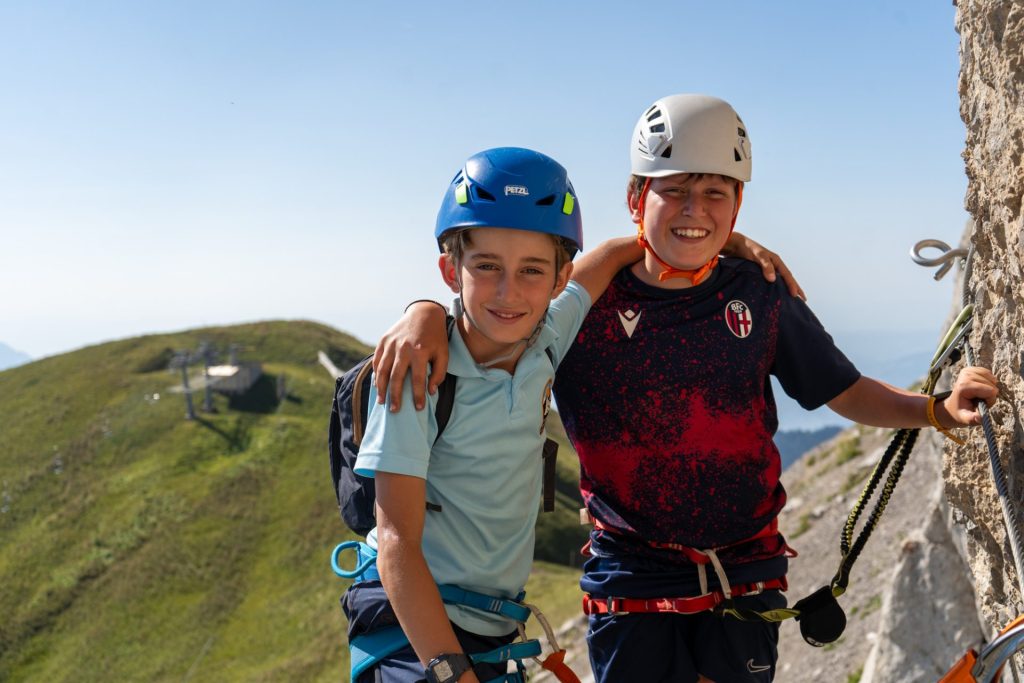 Enfants qui collaborent sur un défi d’équipe en plein air