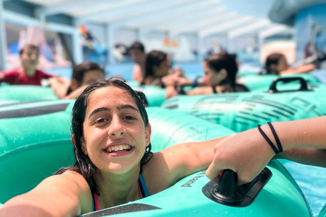 Jugendliche treibt in einem Schwimmreifen im Indoor-Wasserpark