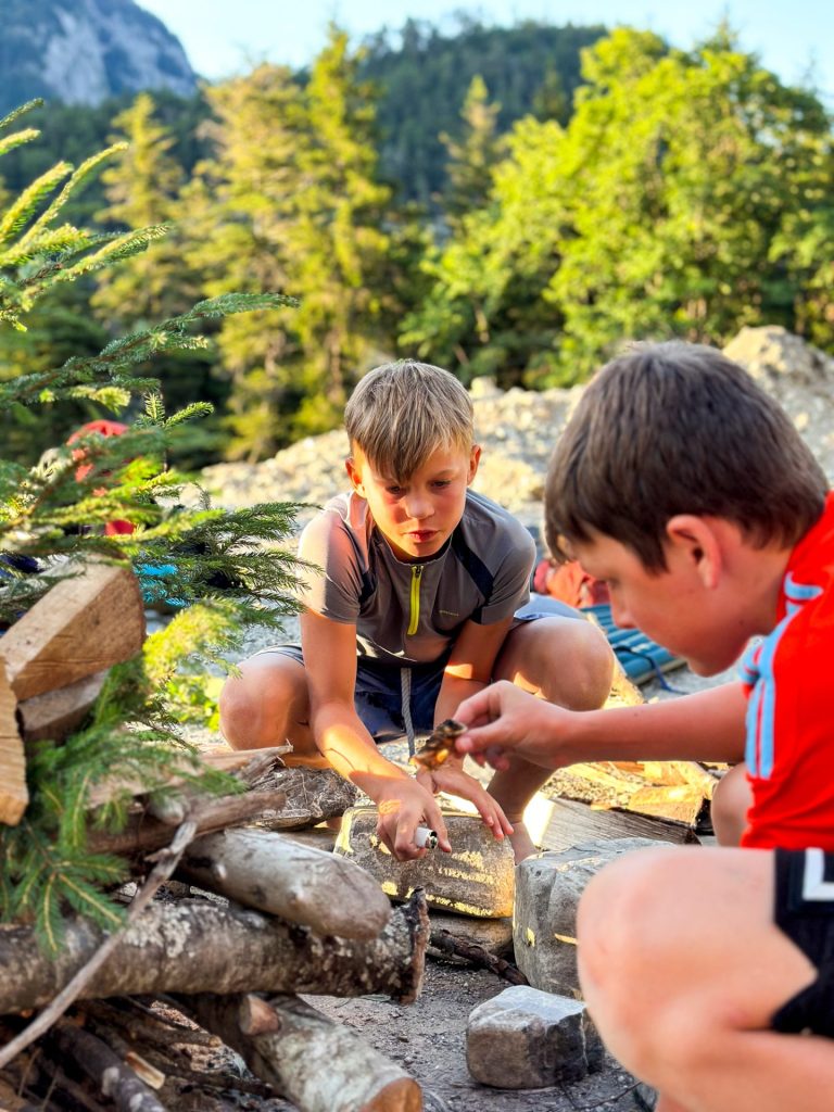 Camps d’aventure vs camps classiques : quelles différences