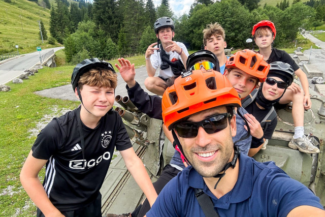 Selfie de l'animateur avec des adolescents portant des casques de vélo, pris lors du stage d'été pour adolescents