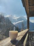 Vue sur les sommets enneigés depuis le balcon en bois du chalet des ados aux Diablerets