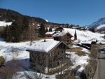 Vue aérienne du chalet des ados dans le village des Diablerets sous la neige