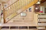 Escalier en bois à balustres tournés avec casiers de rangement au chalet du camp familial