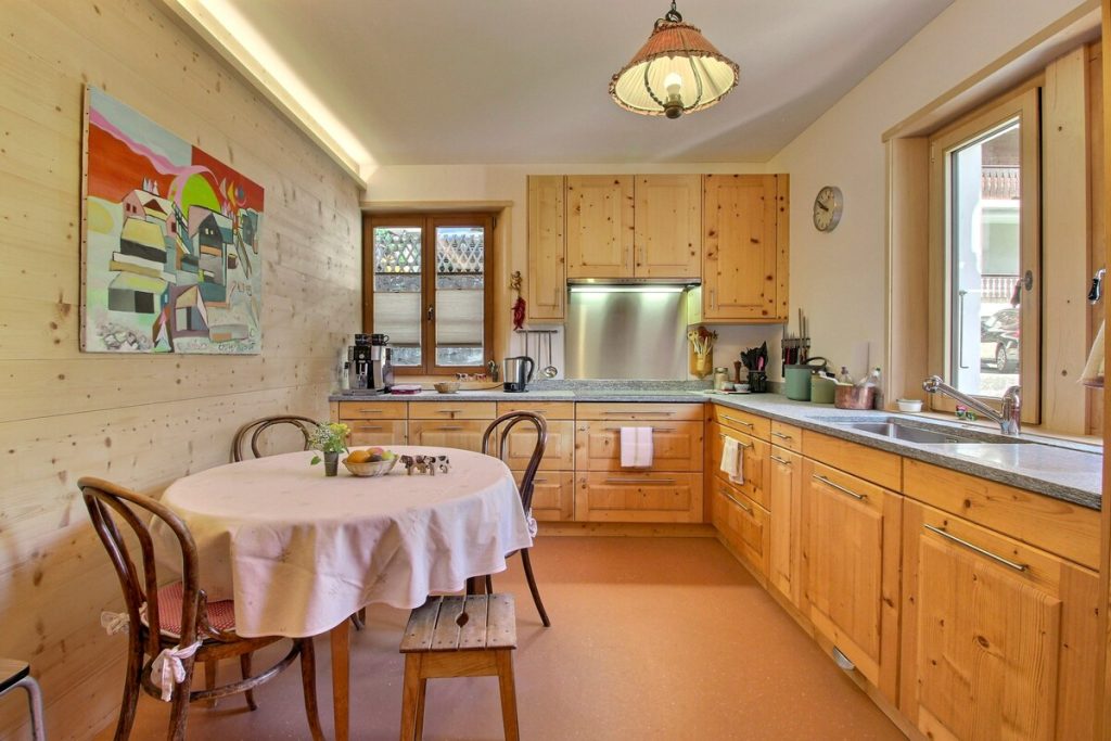 Cuisine avec table ronde et suspension au chalet familial de Champéry
