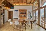 Coin repas avec table en bois et vaisselier au chalet du camp familial à Champéry